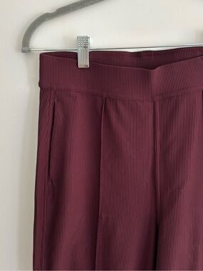 Lululemon high rise/straight leg ribbed pants in burgundy